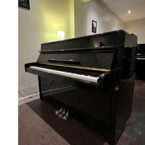 Yamaha 904567 Small Size |  Reconditioned Piano | Polished  Ebony